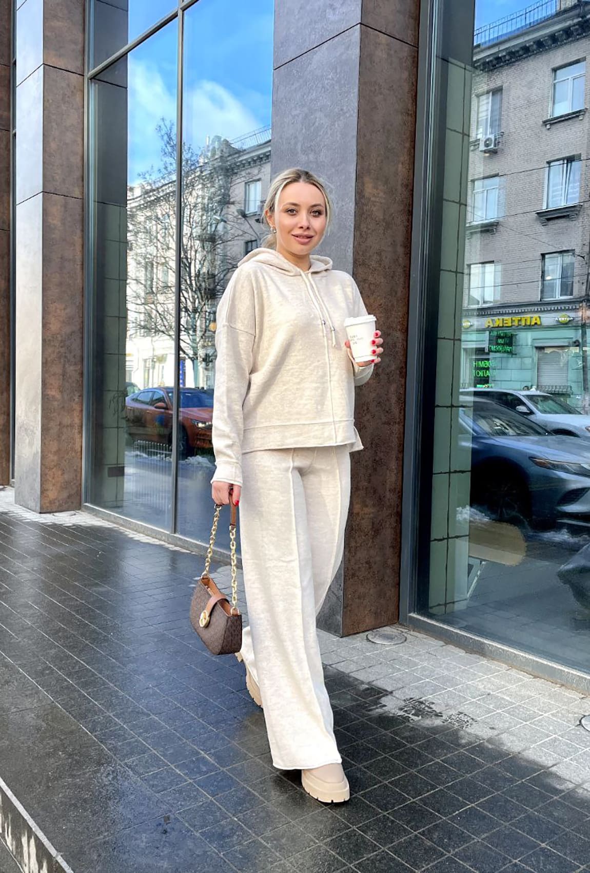 Бежевый костюм отстрочка с капюшоном — 537065. Maritel Бежевый костюм отстрочка с капюшоном — 537065. Maritel