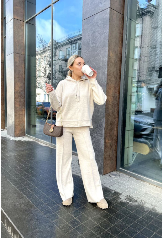 Бежевый костюм отстрочка с капюшоном — 537065. Maritel. Изображенние 1 Бежевый костюм отстрочка с капюшоном — 537065. Maritel. Изображенние 1