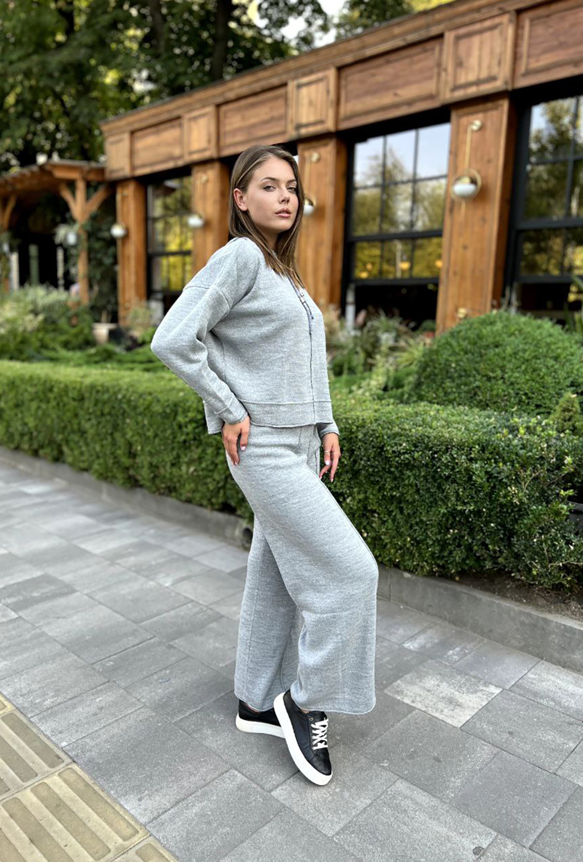 Сірий костюм відстрочка з капюшоном —  593899. Maritel. Зображення 1