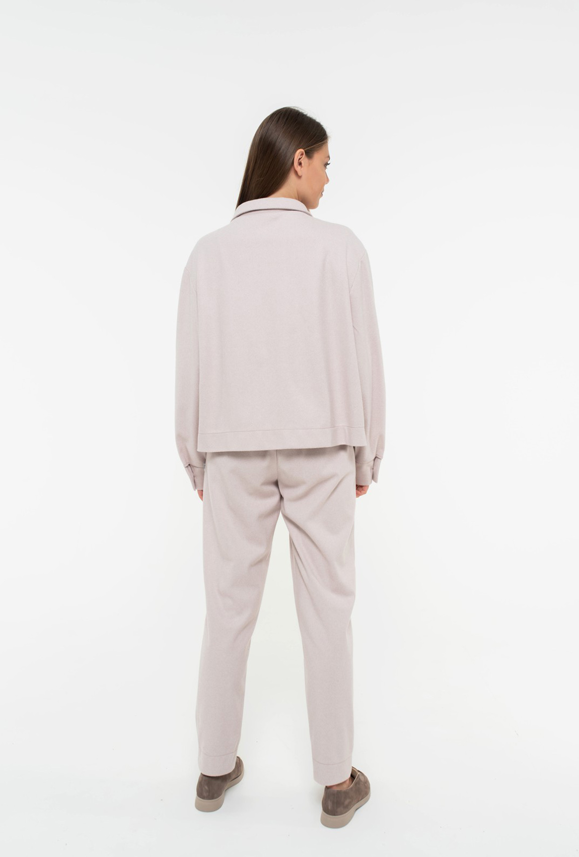 Пудровий костюм з сорочкою на застібки —  903054. Maritel. Зображення 1