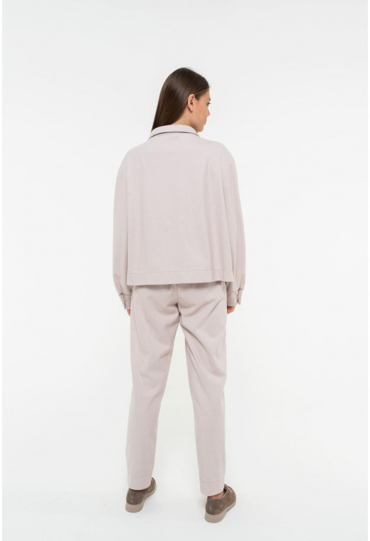 Пудровий костюм з сорочкою на застібки —  903054. Maritel. Зображення 1 Пудровий костюм з сорочкою на застібки —  903054. Maritel. Зображення 1