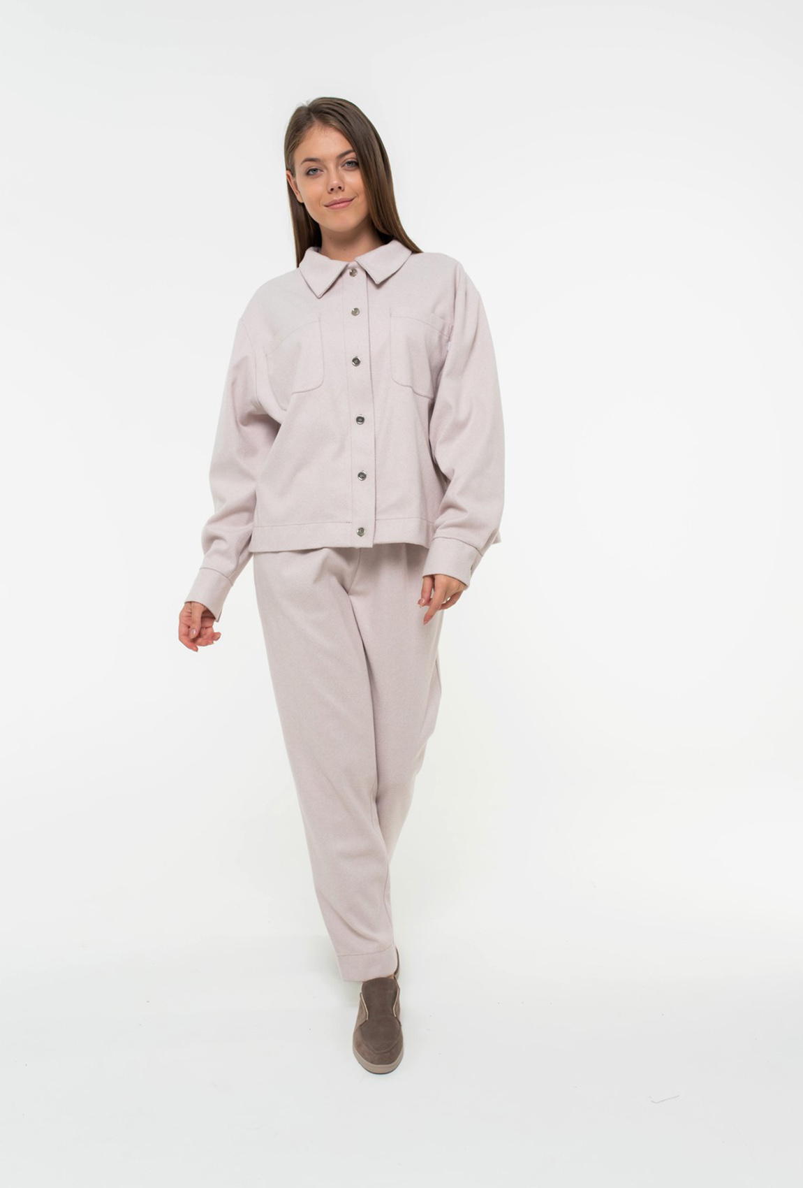 Пудровий костюм з сорочкою на застібки —  903054. Maritel