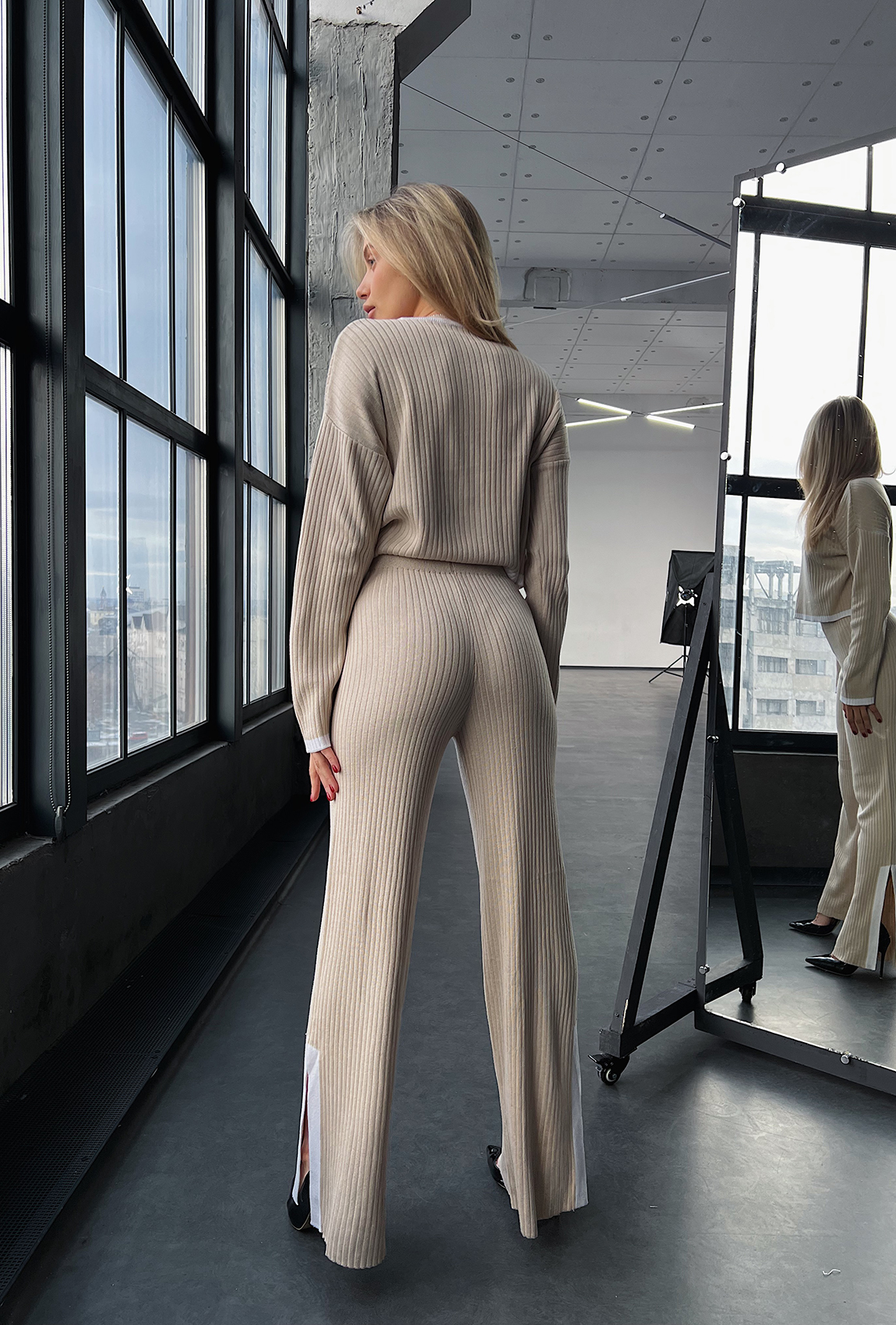 Бежевый брючный костюм с разрезом — 653253. Maritel. Изображенние 1 Бежевый брючный костюм с разрезом — 653253. Maritel. Изображенние 1