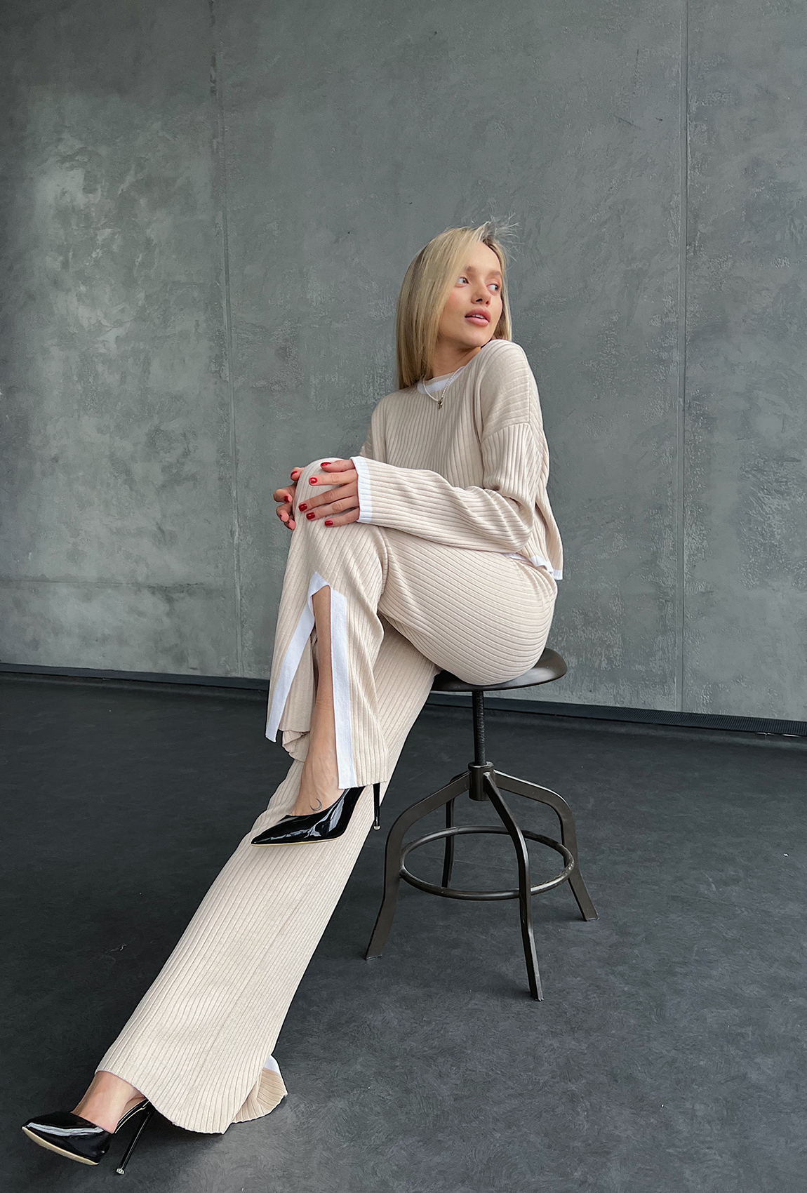 Бежевый брючный костюм с разрезом — 653253. Maritel. Изображенние 3 Бежевый брючный костюм с разрезом — 653253. Maritel. Изображенние 3