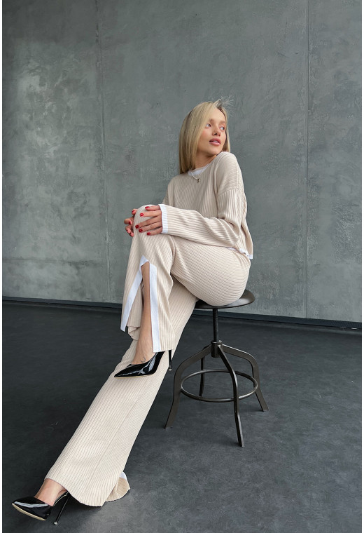 Бежевый брючный костюм с разрезом — 653253. Maritel. Изображенние 3 Бежевый брючный костюм с разрезом — 653253. Maritel. Изображенние 3