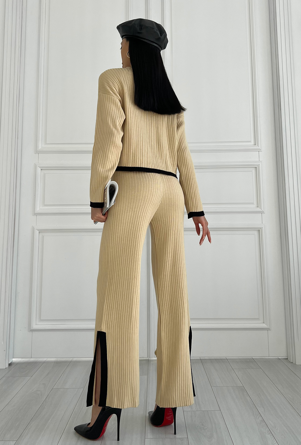 Бежевий брючний костюм із розрізом —  456734. Maritel. Зображення 1