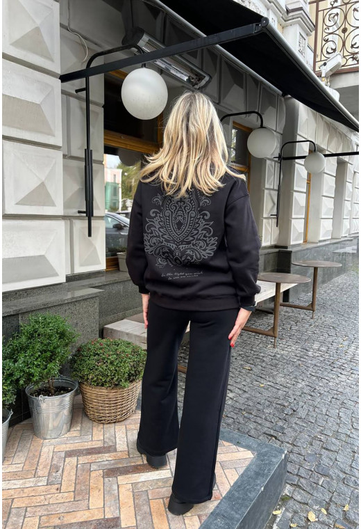 Черный костюм футер с принтом на спине (штаны палаццо) — 622906. Maritel. Изображенние 2 Черный костюм футер с принтом на спине (штаны палаццо) — 622906. Maritel. Изображенние 2