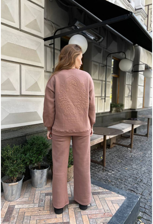 Бежевый костюм футер с принтом на спине (штаны палаццо) — 240493. Maritel. Изображенние 1 Бежевый костюм футер с принтом на спине (штаны палаццо) — 240493. Maritel. Изображенние 1