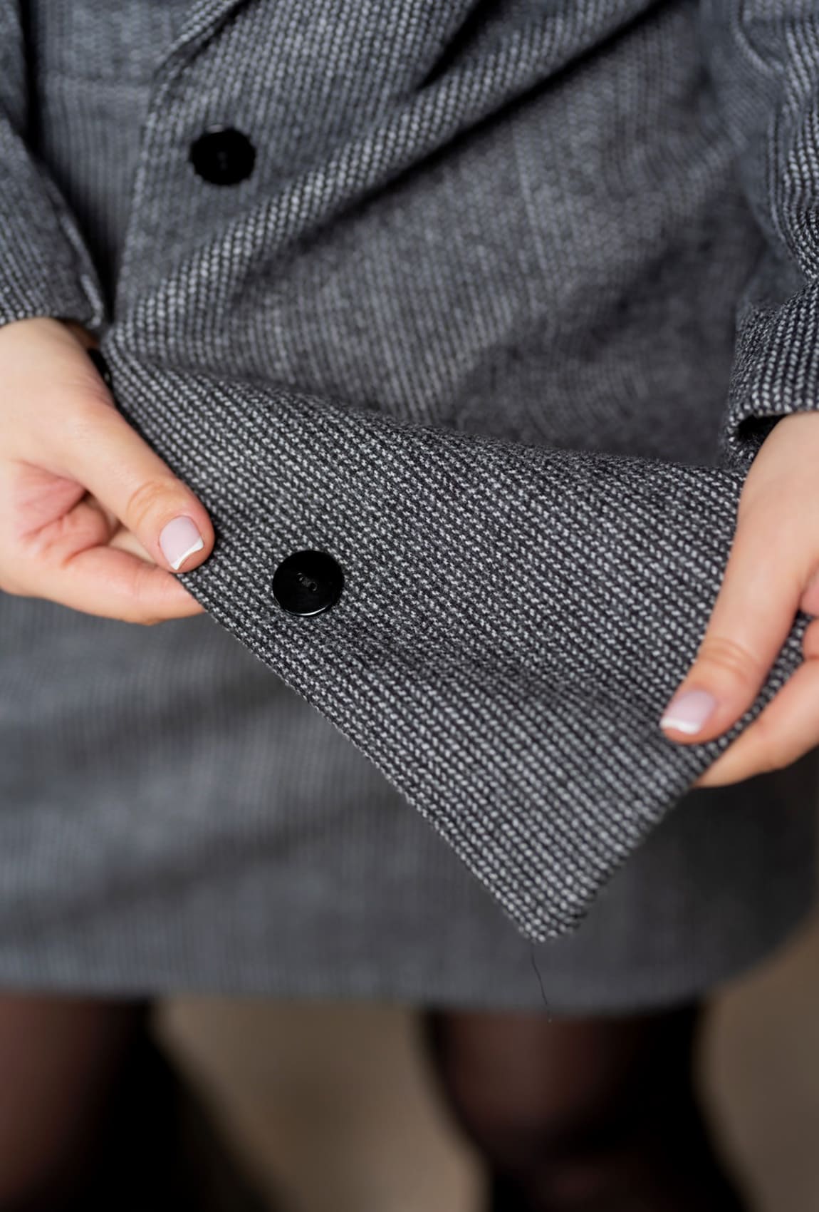 Серый классический костюм с юбкой в мелкую клеточку — 361825. Maritel. Изображенние 1 Серый классический костюм с юбкой в мелкую клеточку — 361825. Maritel. Изображенние 1