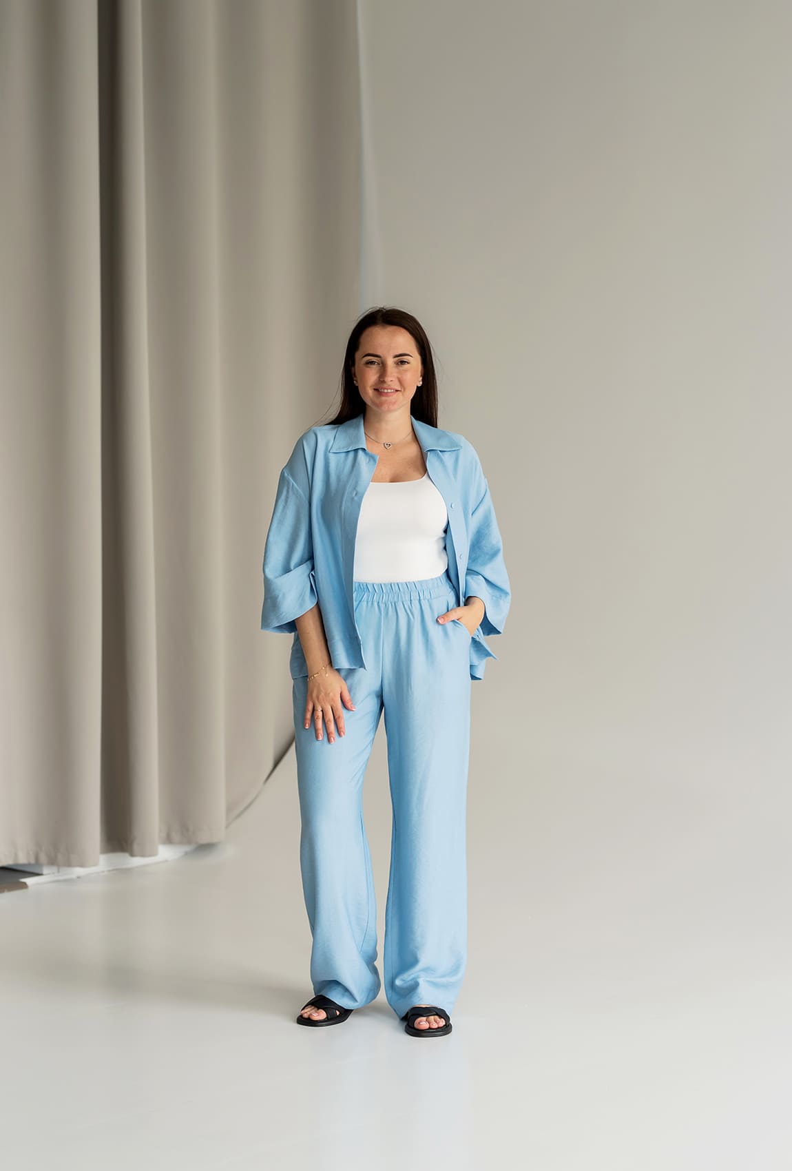 Голубой брючный костюм с летним жакетом —  315735. Maritel