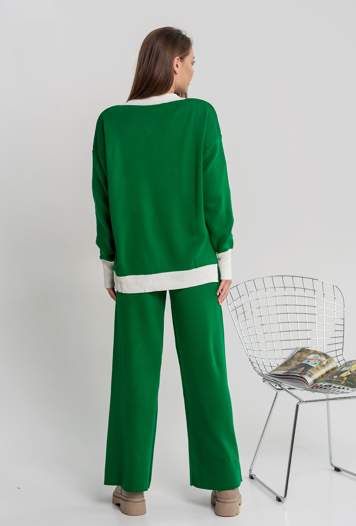 Зеленый костюм с белым манжетом — 562090. Maritel. Изображенние 1 Зеленый костюм с белым манжетом — 562090. Maritel. Изображенние 1