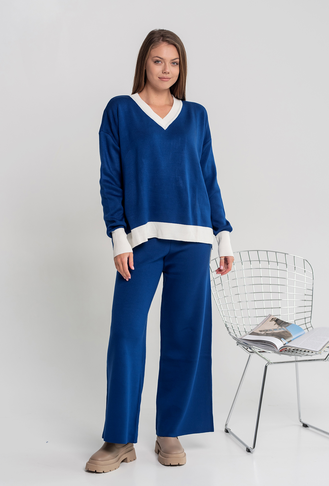 Костюм с белым манжетом электрик — 388823. Maritel Костюм с белым манжетом электрик — 388823. Maritel