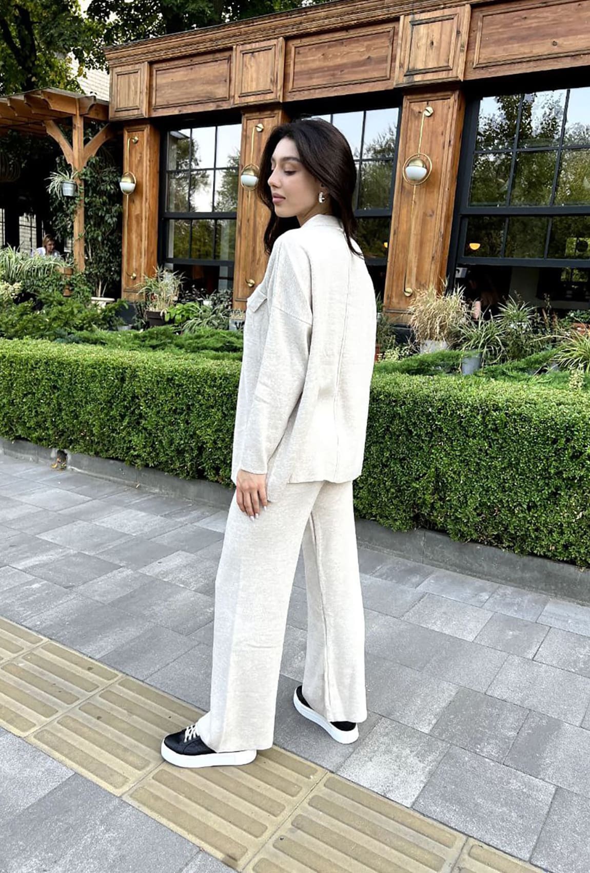 Бежевый вязаный костюм на пуговицах —  671783. Maritel. Изображенние 2