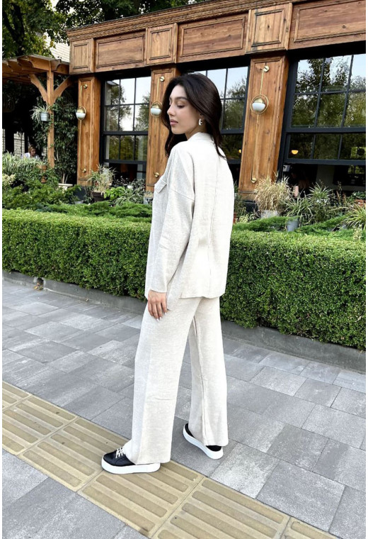 Бежевый вязаный костюм на пуговицах — 671783. Maritel. Изображенние 2 Бежевый вязаный костюм на пуговицах — 671783. Maritel. Изображенние 2