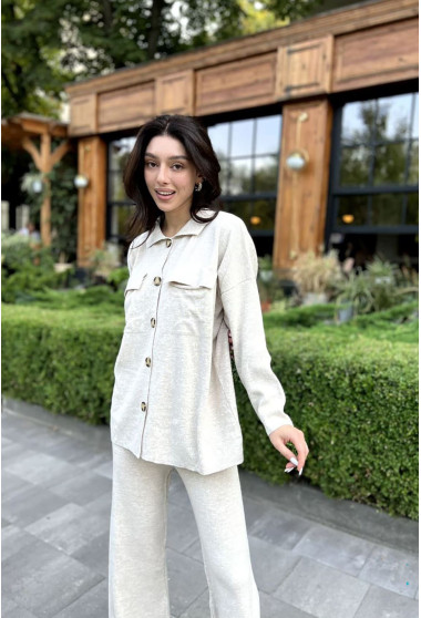 Бежевий в'язаний костюм на ґудзиках. Maritel. Зображення 3