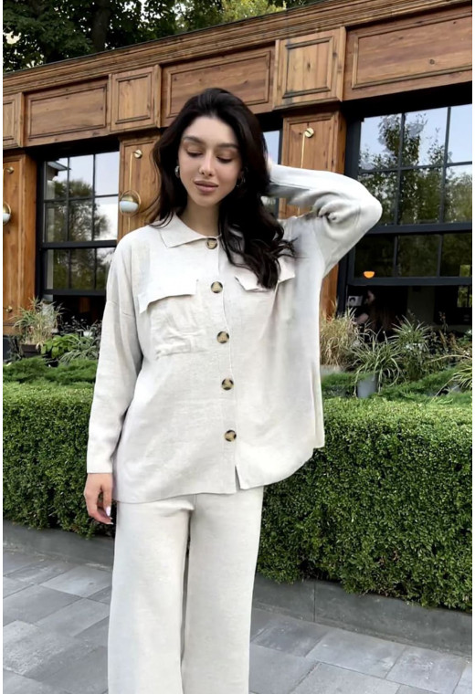 Бежевый вязаный костюм на пуговицах — 671783. Maritel. Изображенние 1 Бежевый вязаный костюм на пуговицах — 671783. Maritel. Изображенние 1