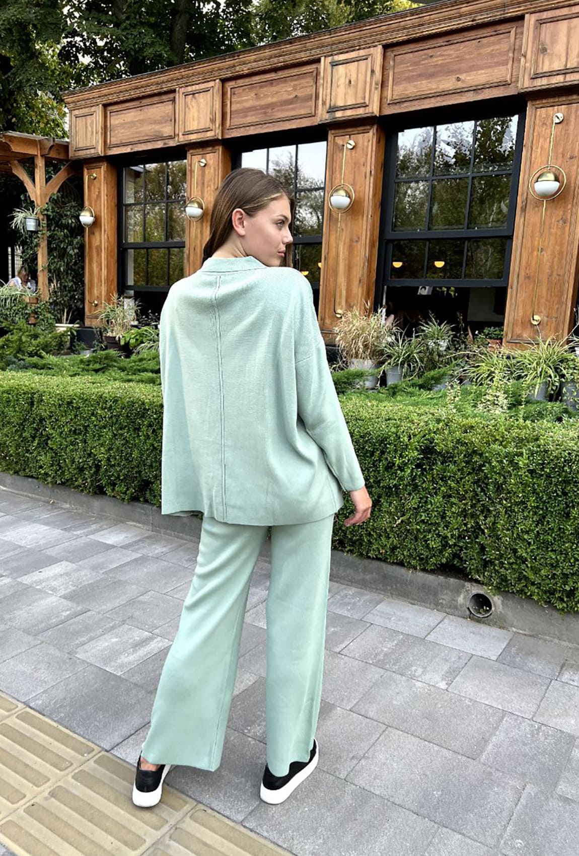 Оливковый вязаный костюм на пуговицах  —  262441. Maritel. Изображенние 2