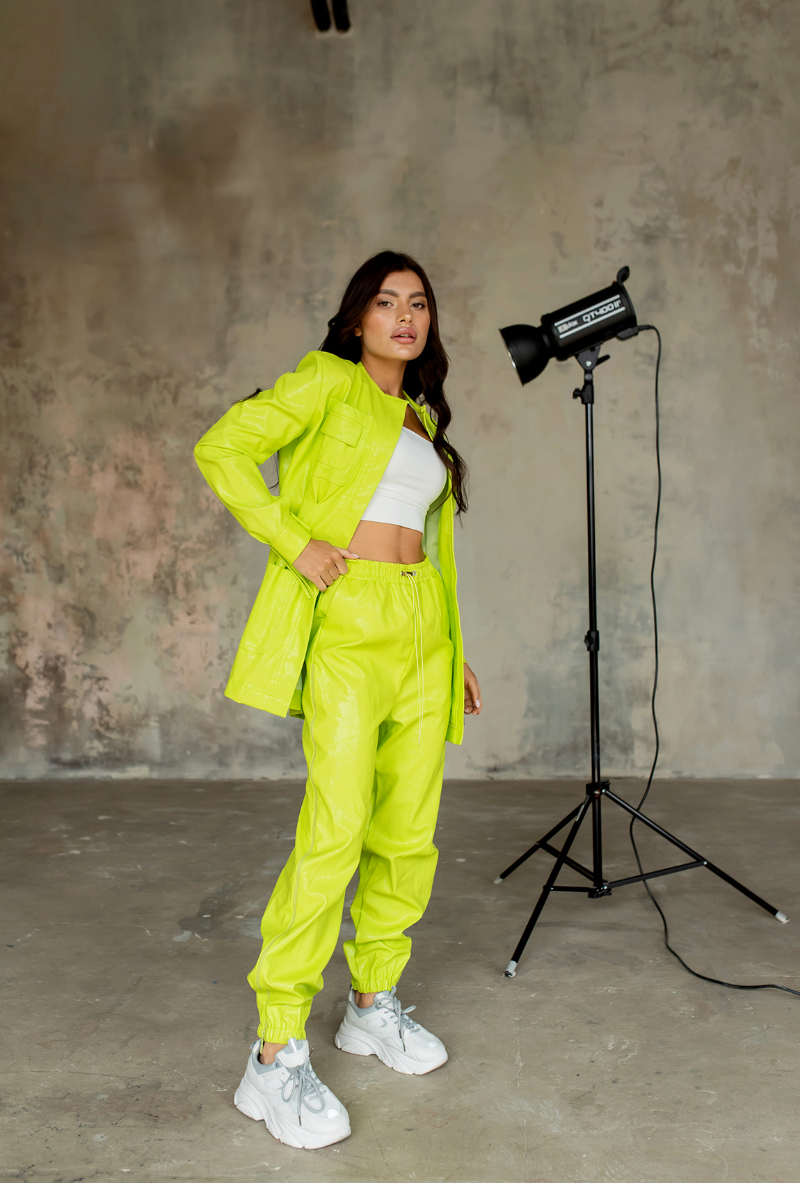 Салатовые брюки эко кожа питон — 663334. Maritel. Изображенние 2 Салатовые брюки эко кожа питон — 663334. Maritel. Изображенние 2