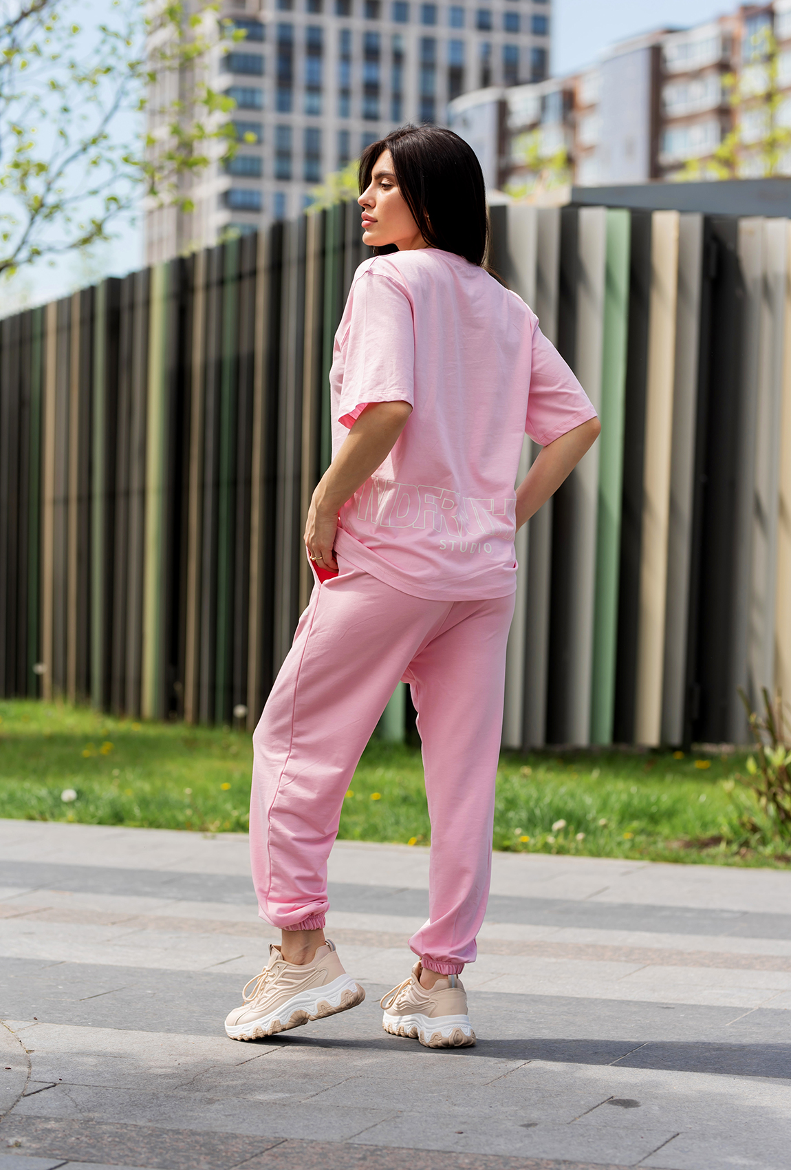 Рожевий костюм з футболкою madfornothing — 631609. Maritel. Зображення 3 Рожевий костюм з футболкою madfornothing — 631609. Maritel. Зображення 3