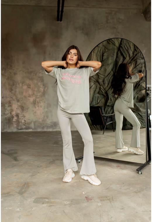 Серый костюм с футболкой Wellness — 354450. Maritel. Изображенние 2 Серый костюм с футболкой Wellness — 354450. Maritel. Изображенние 2