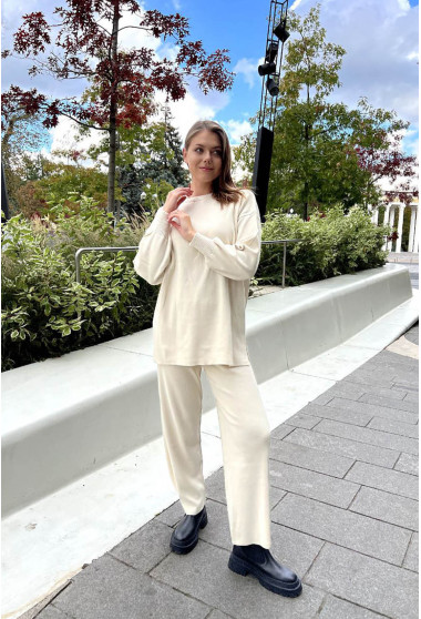 Молочный костюм с разрезами. Maritel. Изображенние 1 Молочный костюм с разрезами. Maritel. Изображенние 1