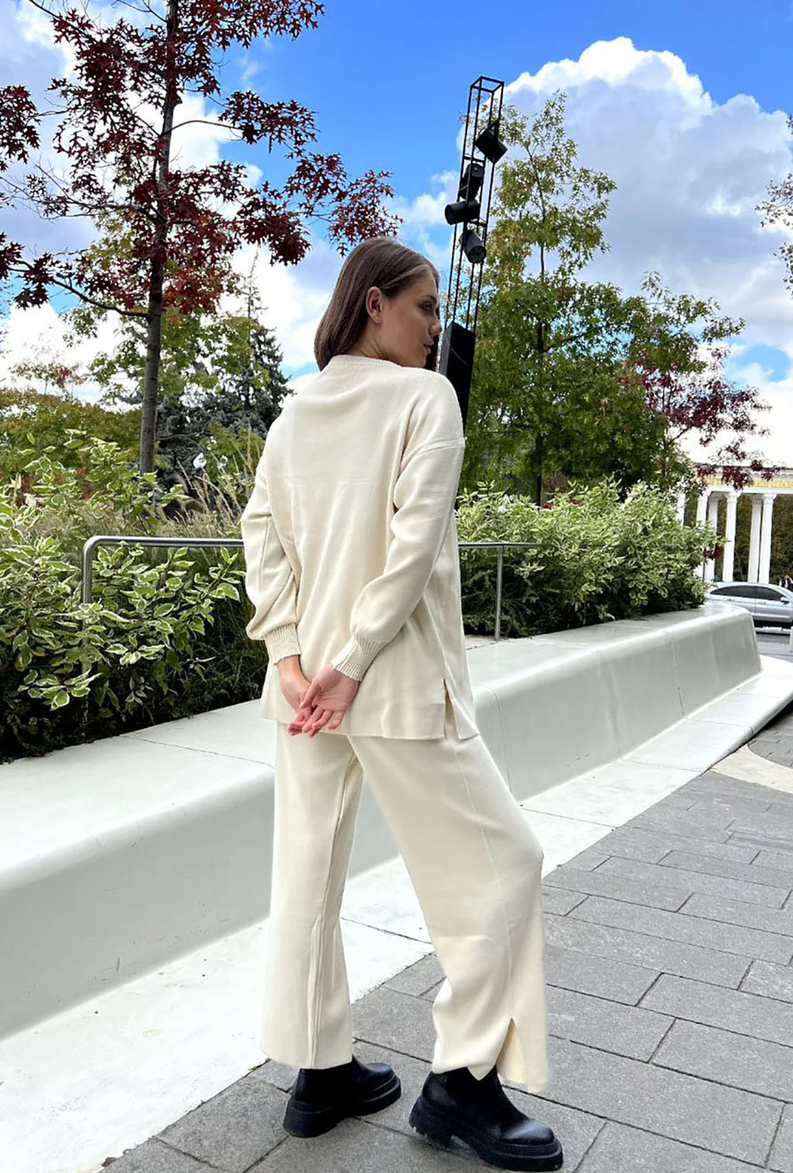 Молочний костюм з розрізами —  704869. Maritel. Зображення 1