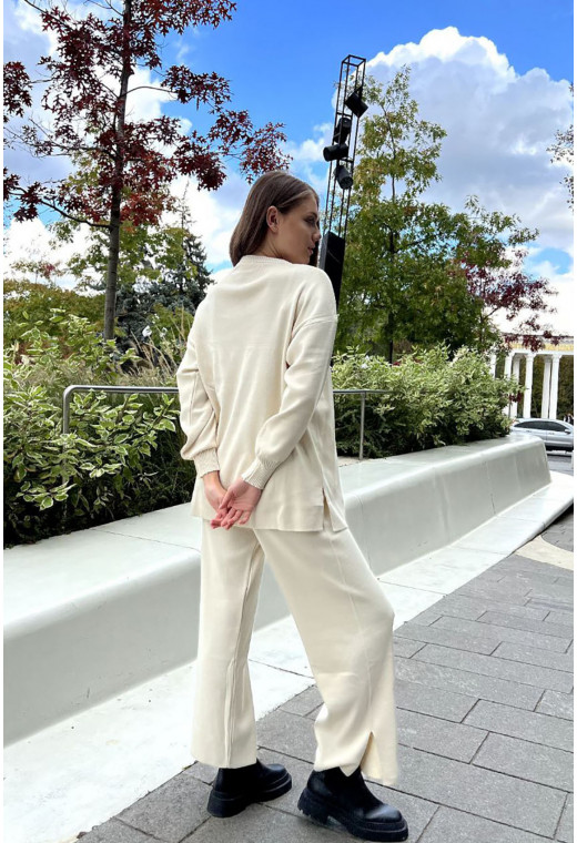 Молочний костюм з розрізами — 704869. Maritel. Зображення 1 Молочний костюм з розрізами — 704869. Maritel. Зображення 1