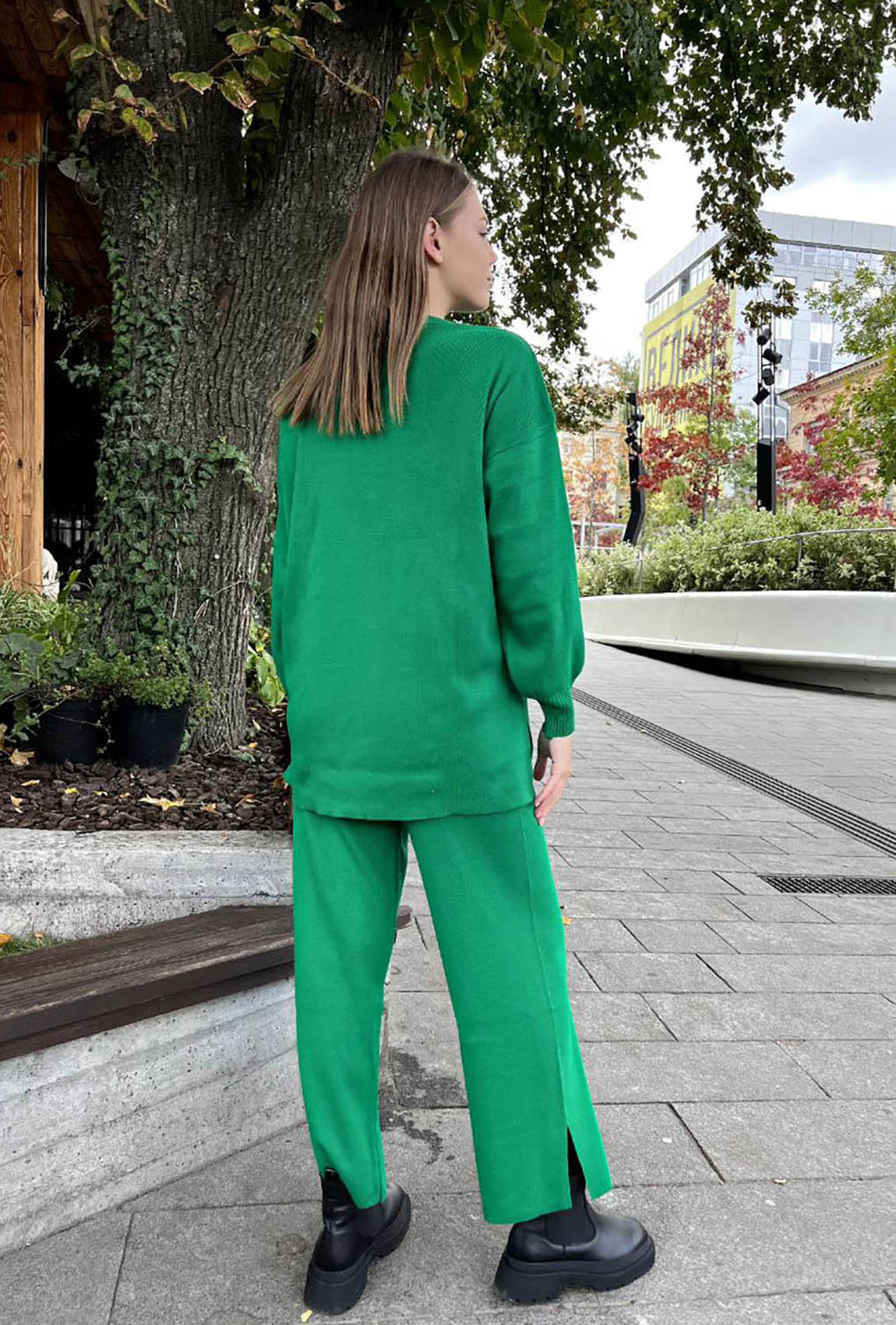 Зелений костюм з розрізами —  572067. Maritel. Зображення 2