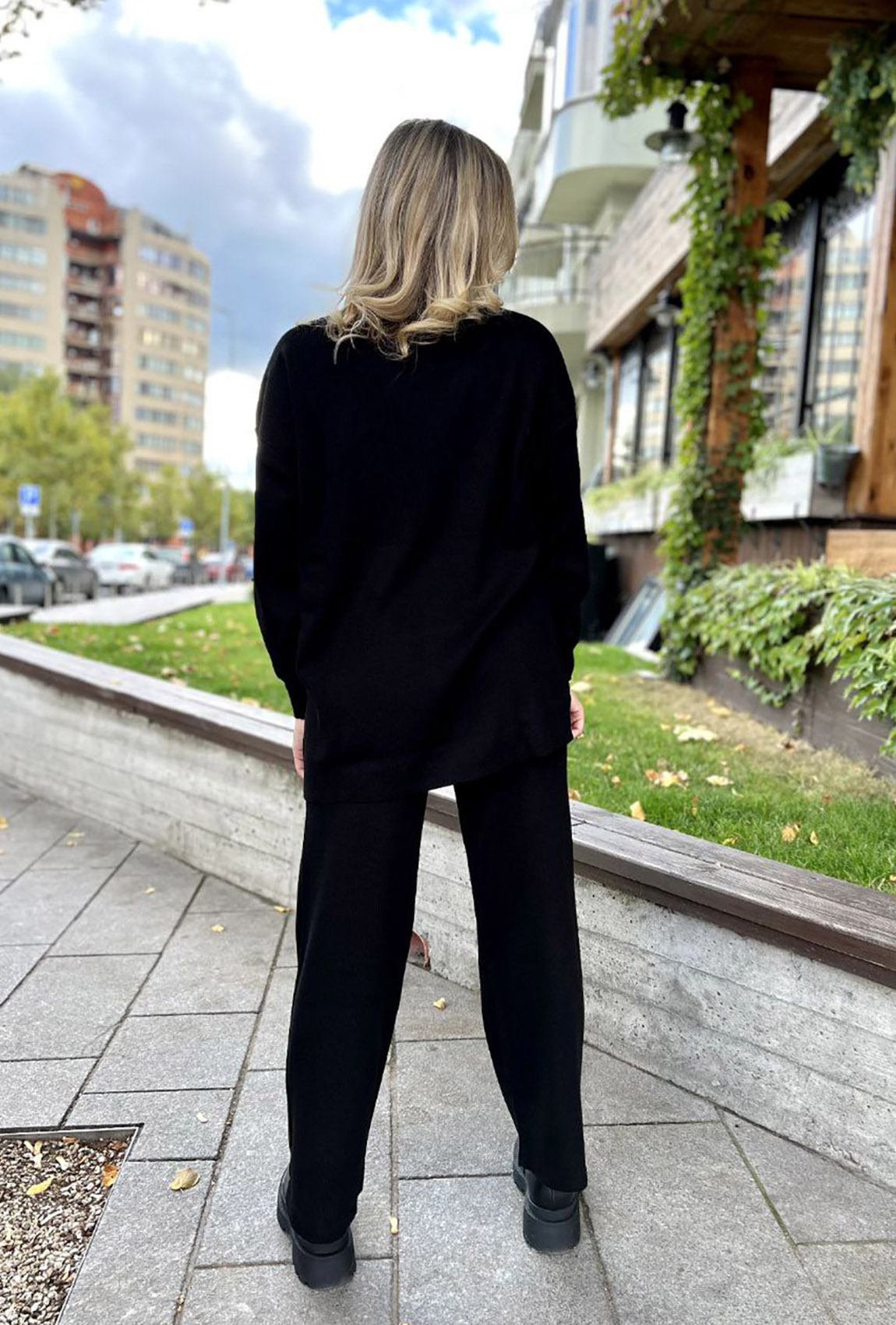 Чорний костюм з розрізами —  989180. Maritel. Зображення 2