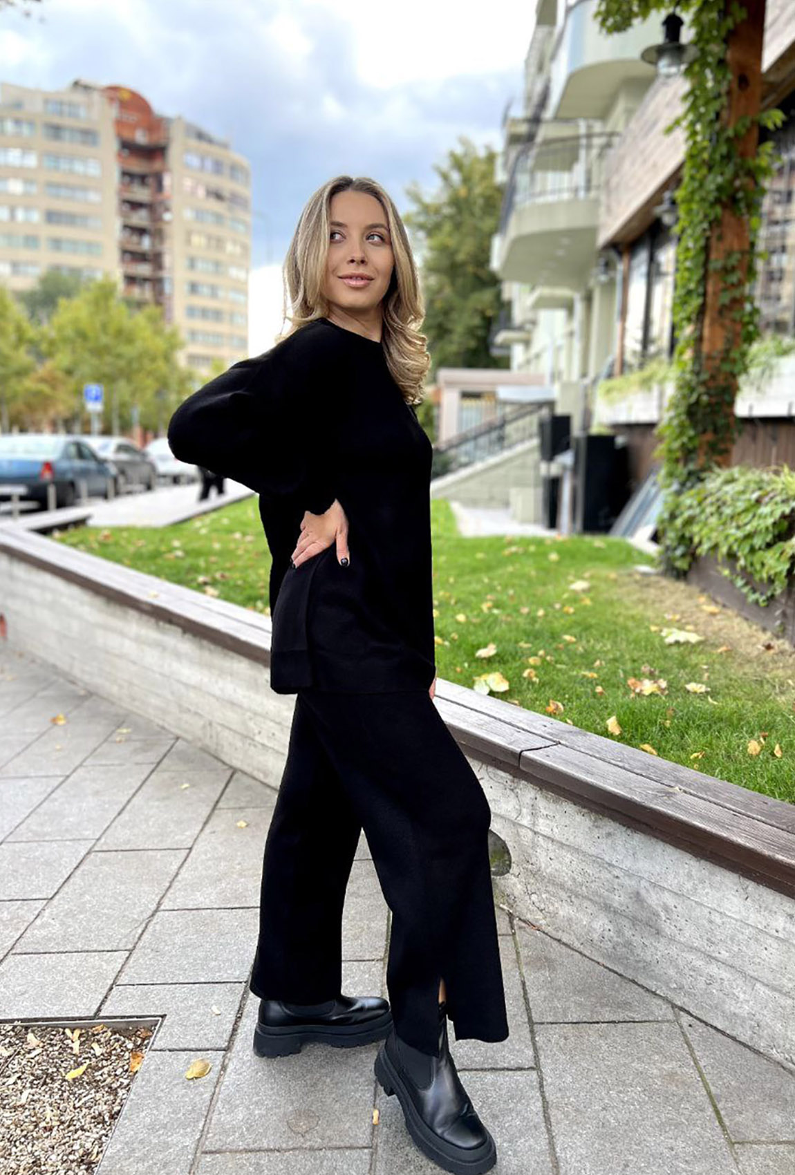 Чорний костюм з розрізами —  989180. Maritel. Зображення 1