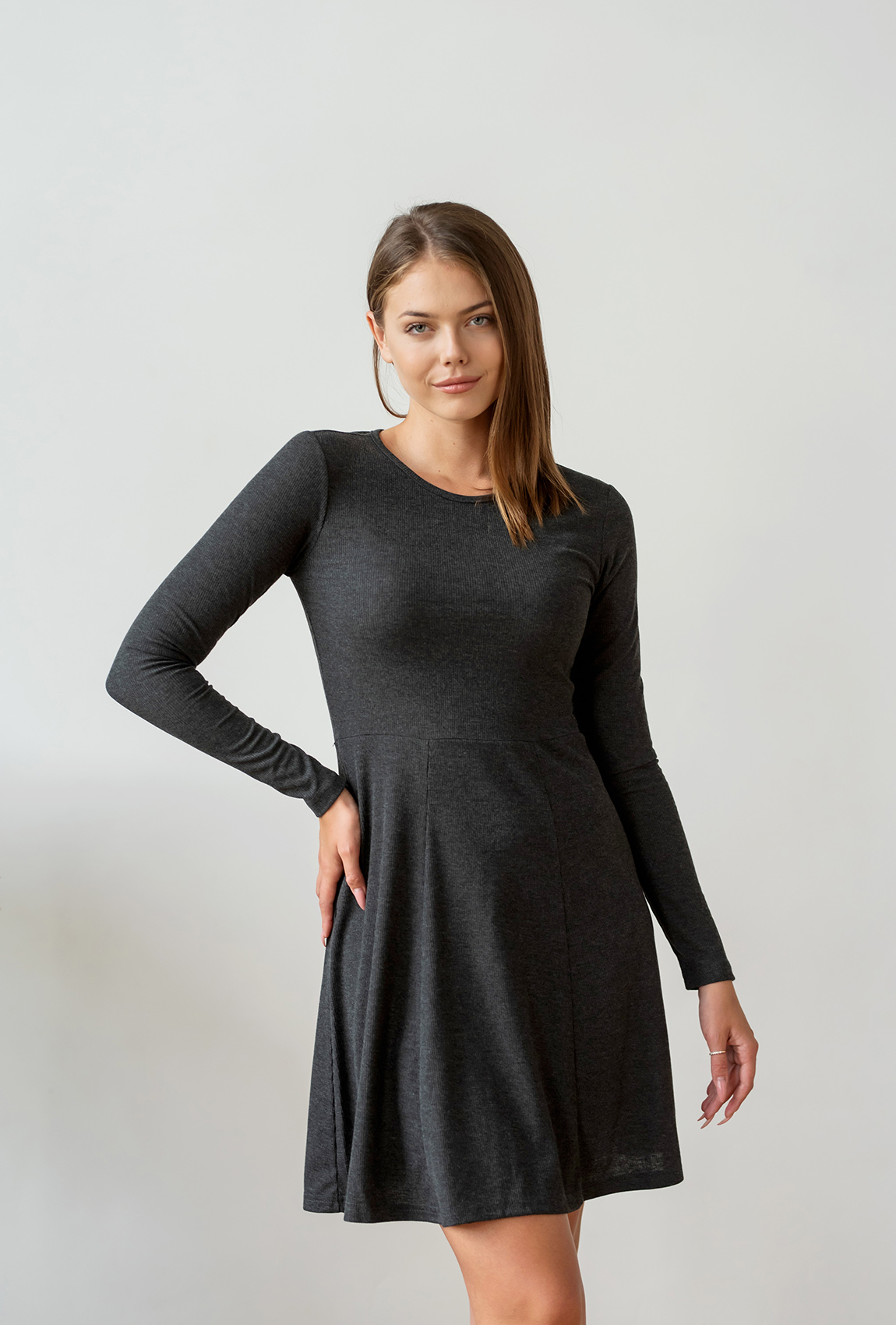 Графитовое осеннее платье в рубчик —  721650. Maritel