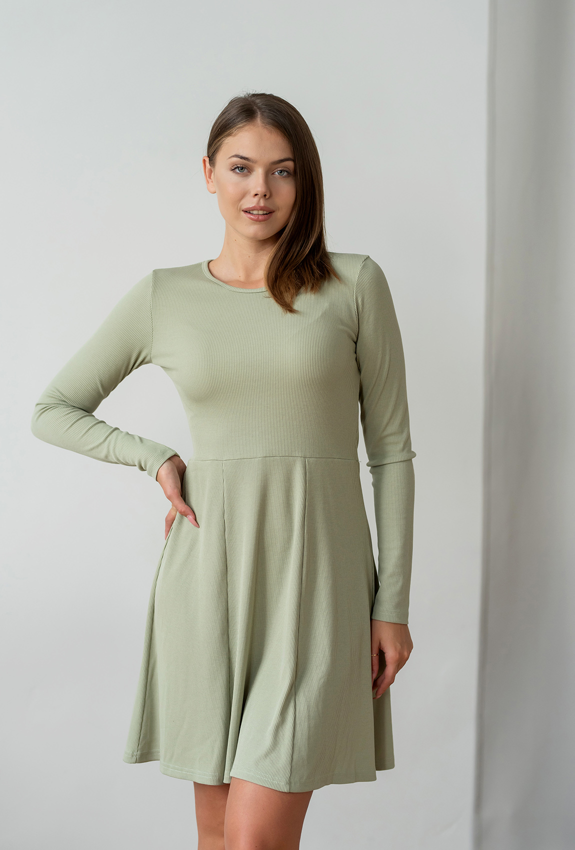 Оливковое осеннее платье в рубчик —  974341. Maritel Оливковое осеннее платье в рубчик —  974341. Maritel