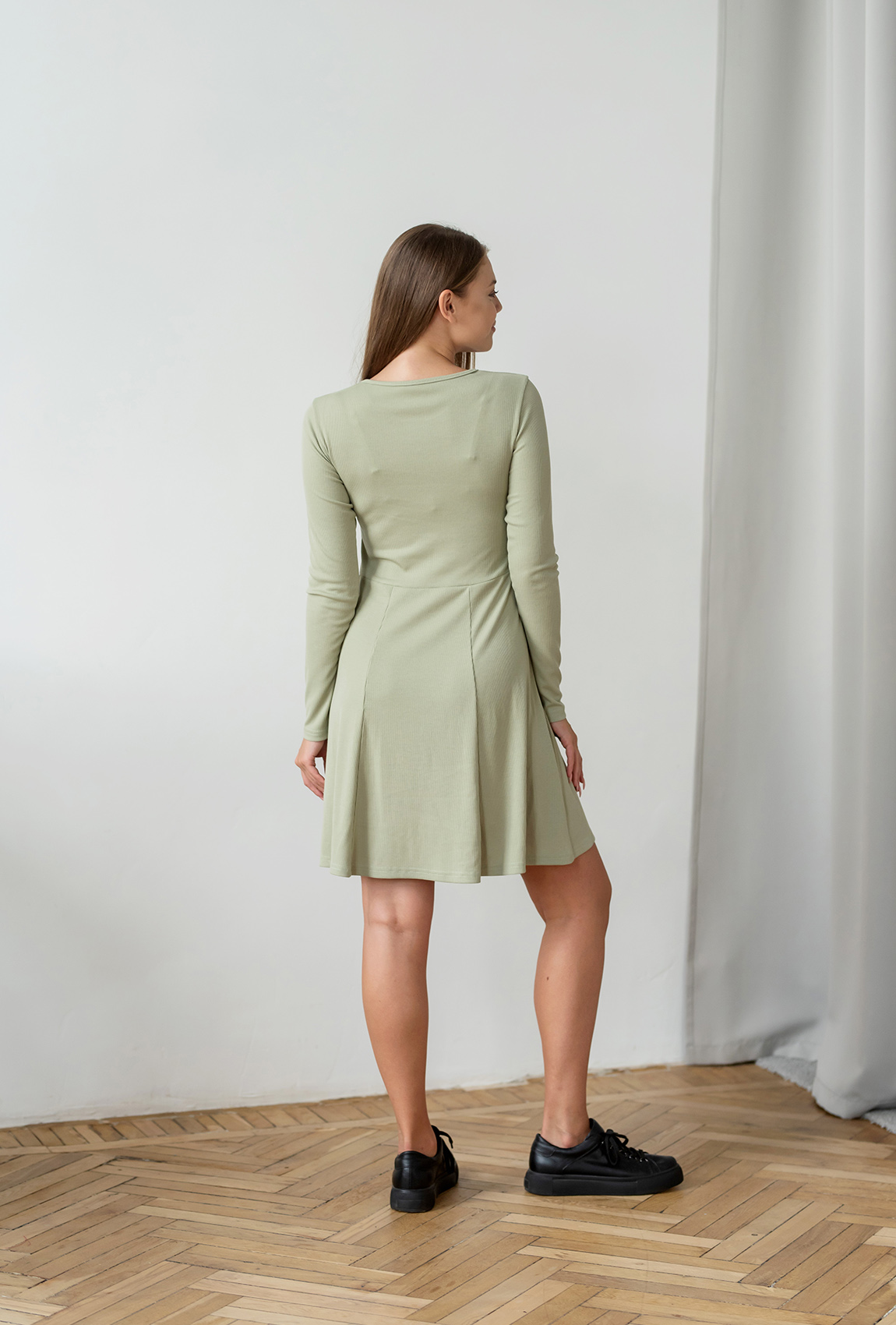 Оливковое осеннее платье в рубчик —  974341. Maritel. Изображенние 1 Оливковое осеннее платье в рубчик —  974341. Maritel. Изображенние 1