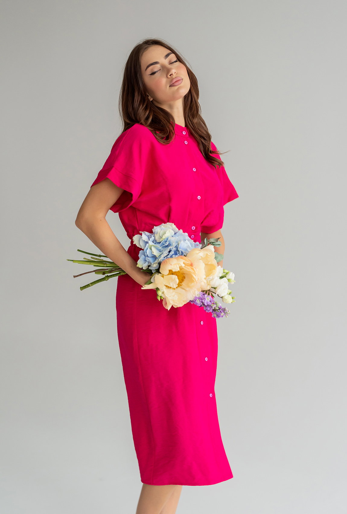 Малиновое льняное платье на пуговицах —  582404. Maritel Малиновое льняное платье на пуговицах —  582404. Maritel