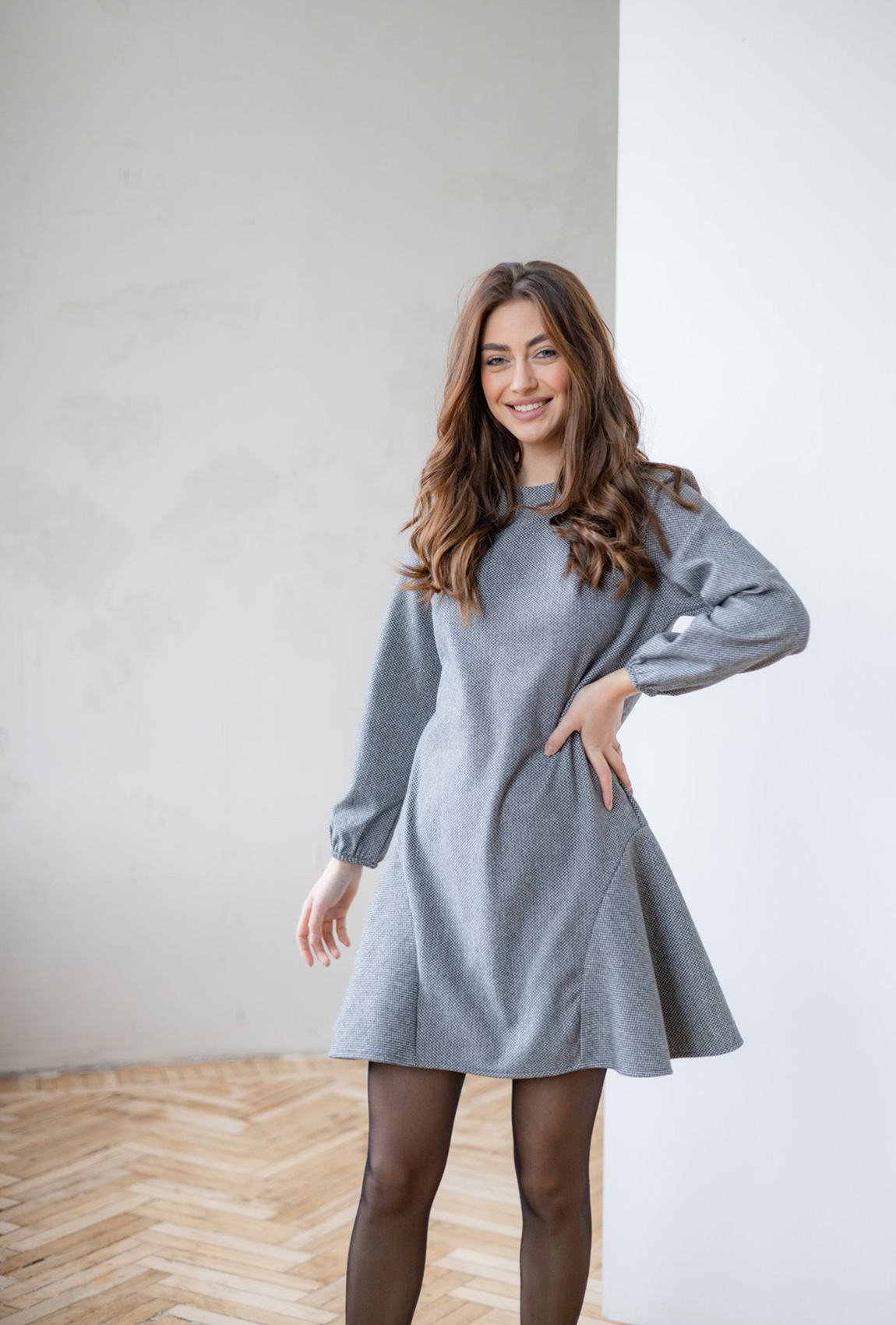 Сіра сукня з підрізом —  625530. Maritel Сіра сукня з підрізом —  625530. Maritel