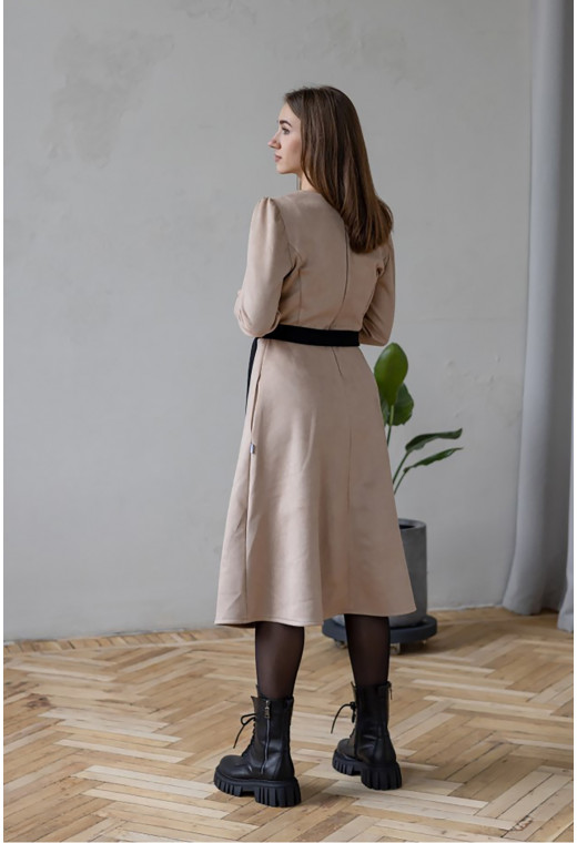 Бежевое замшевое платье миди — 264413. Maritel. Изображенние 1 Бежевое замшевое платье миди — 264413. Maritel. Изображенние 1