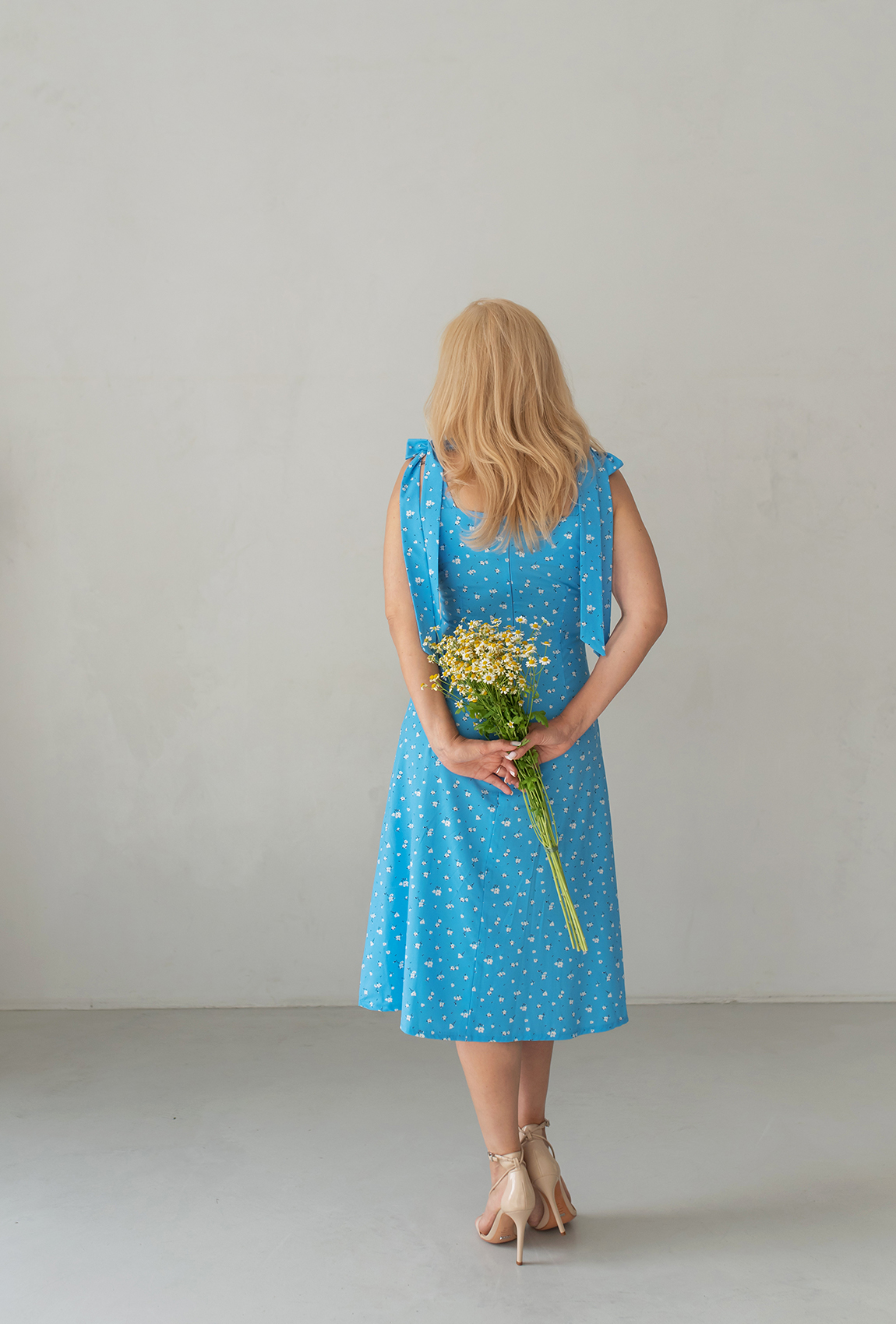 Голубой сарафан на завязках —  914808. Maritel. Изображенние 1 Голубой сарафан на завязках —  914808. Maritel. Изображенние 1