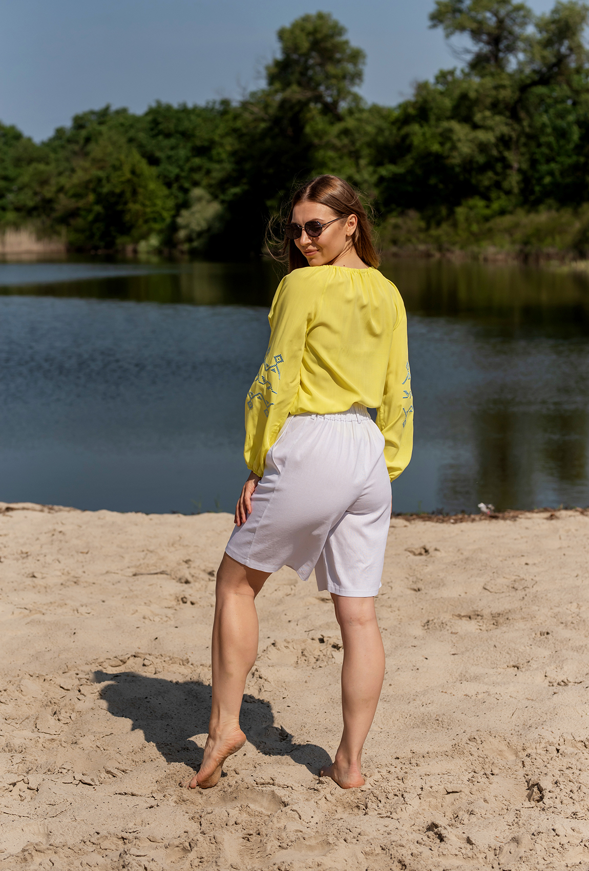 Белые шорты лен —  395677. Maritel. Изображенние 1 Белые шорты лен —  395677. Maritel. Изображенние 1