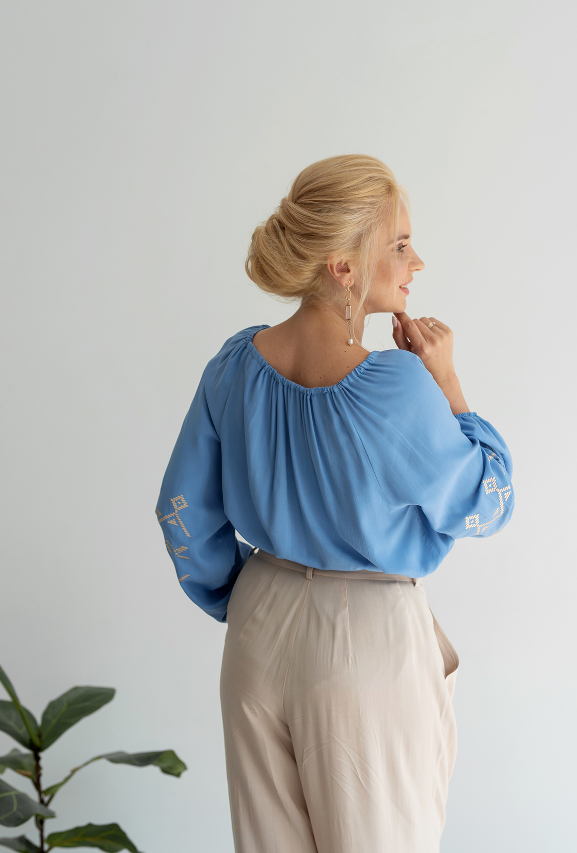 Бежевые льняные штаны палаццо —  213197. Maritel. Изображенние 1 Бежевые льняные штаны палаццо —  213197. Maritel. Изображенние 1