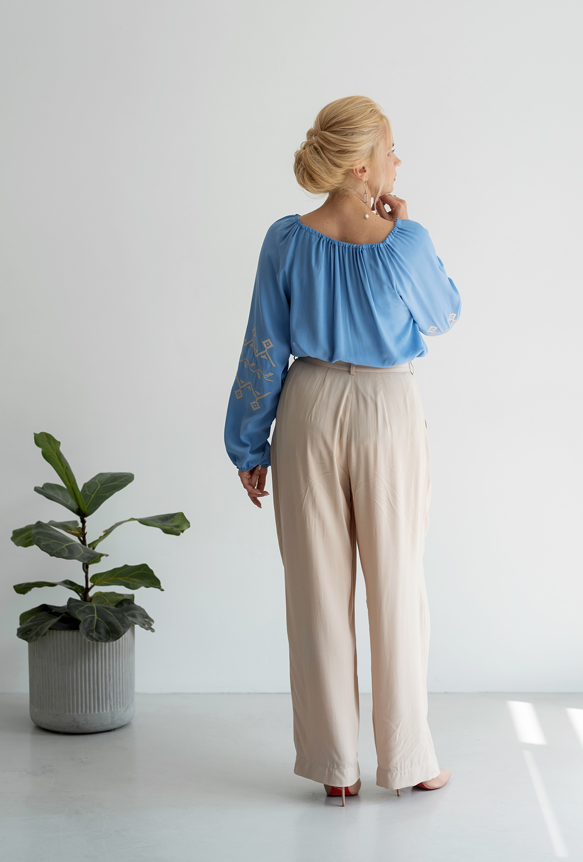 Бежевые льняные штаны палаццо —  213197. Maritel. Изображенние 2 Бежевые льняные штаны палаццо —  213197. Maritel. Изображенние 2