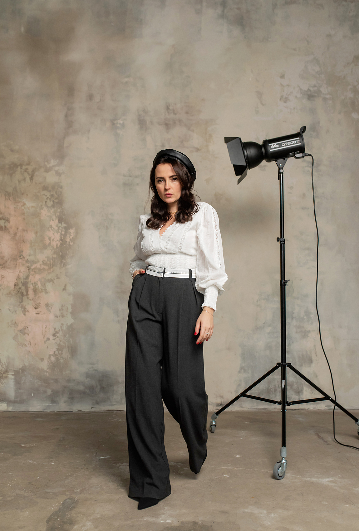 Серые брюки с белым поясом  —  752469. Maritel. Изображенние 3