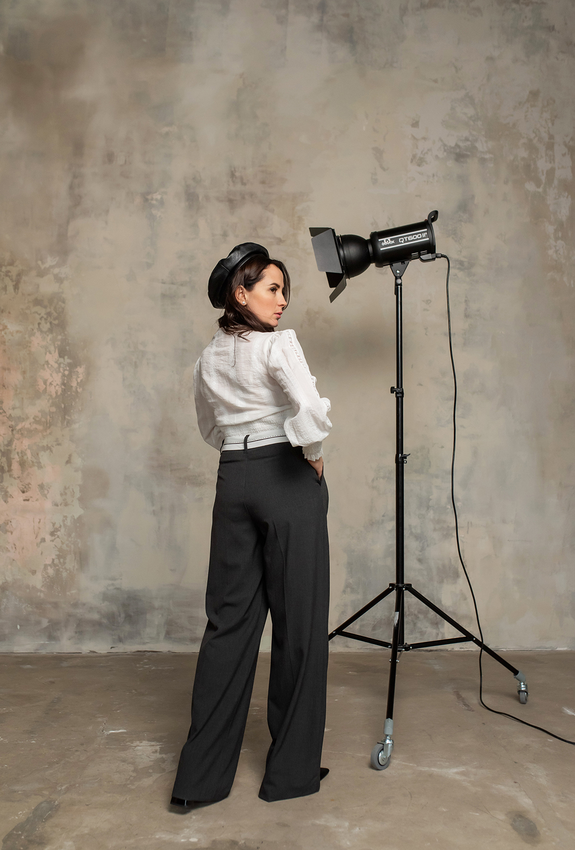 Серые брюки с белым поясом  —  752469. Maritel. Изображенние 4