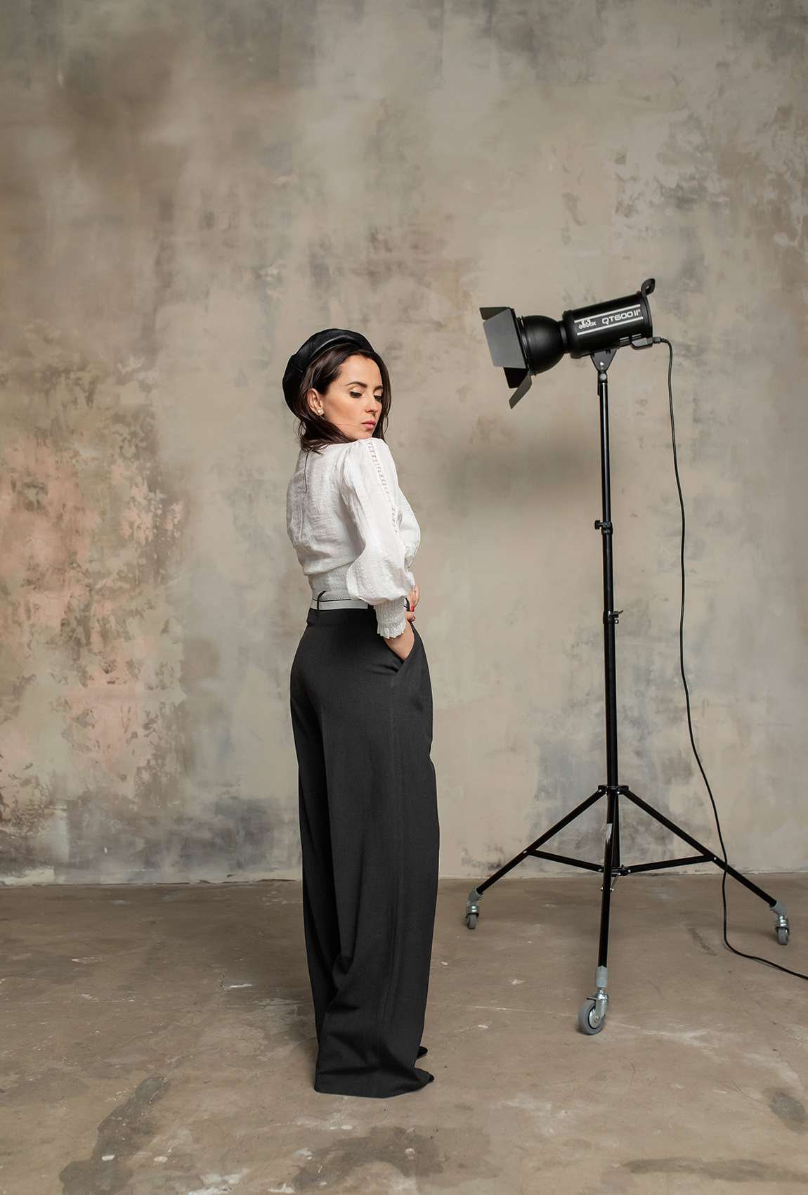 Серые брюки с белым поясом  —  752469. Maritel. Изображенние 2