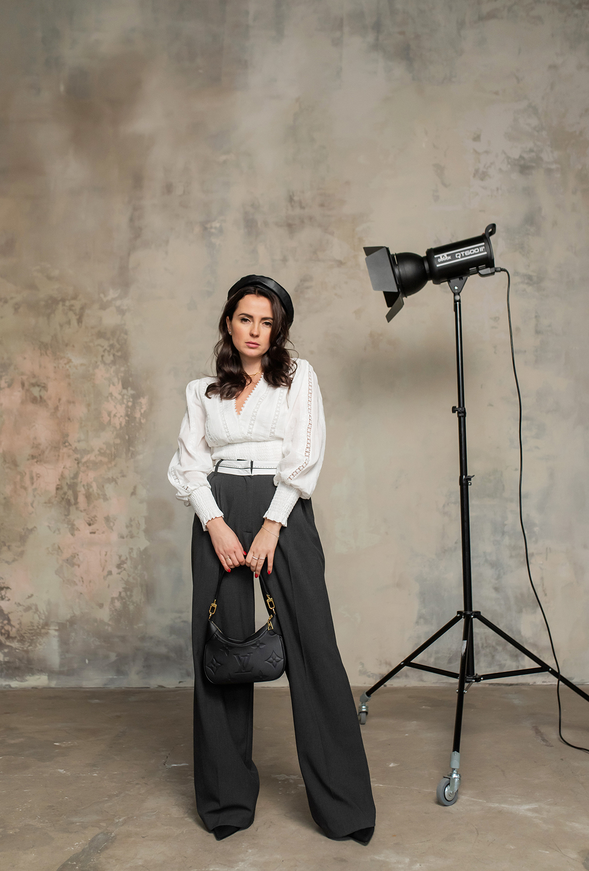 Серые брюки с белым поясом  —  752469. Maritel. Изображенние 1