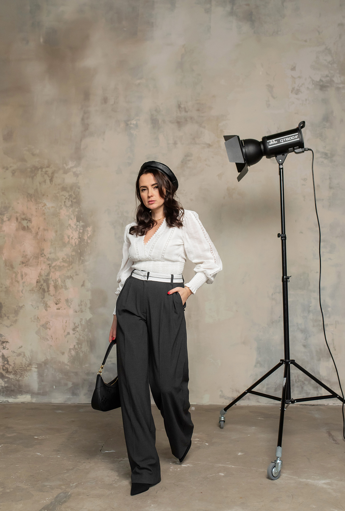 Серые брюки с белым поясом  —  752469. Maritel