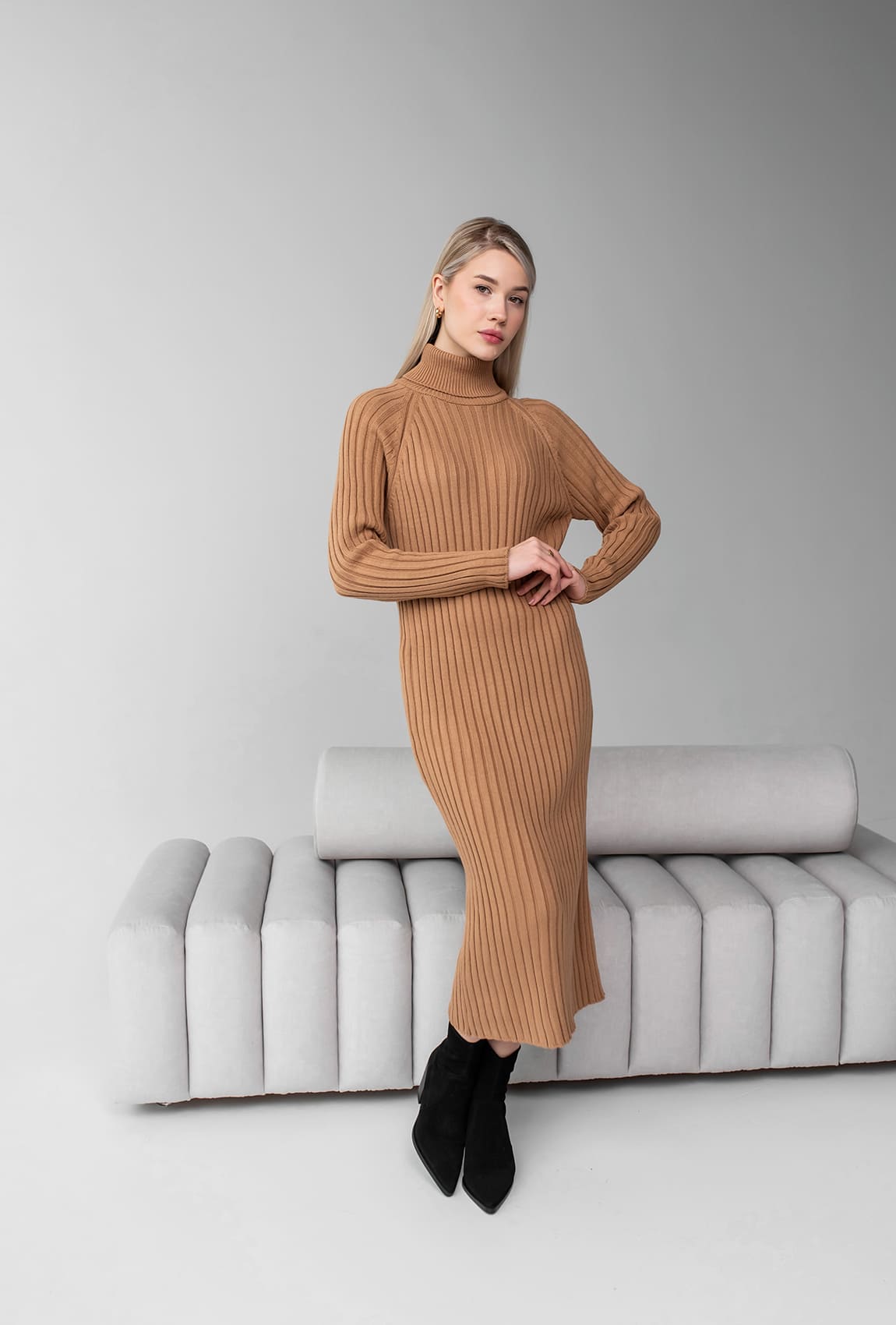 Коричневое платье под горло — 535508. Maritel Коричневое платье под горло — 535508. Maritel