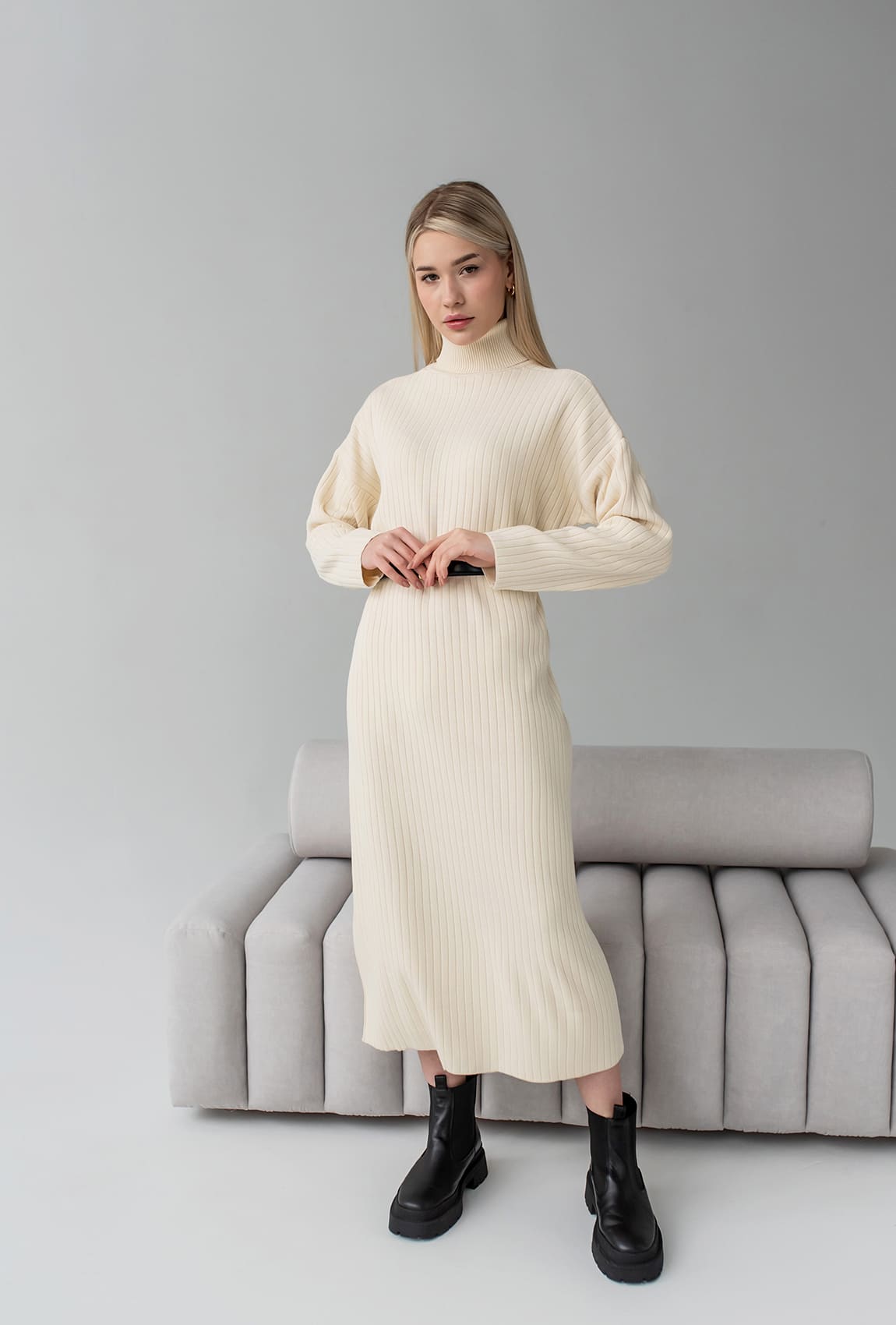 Молочное платье под горло — 845013. Maritel Молочное платье под горло — 845013. Maritel