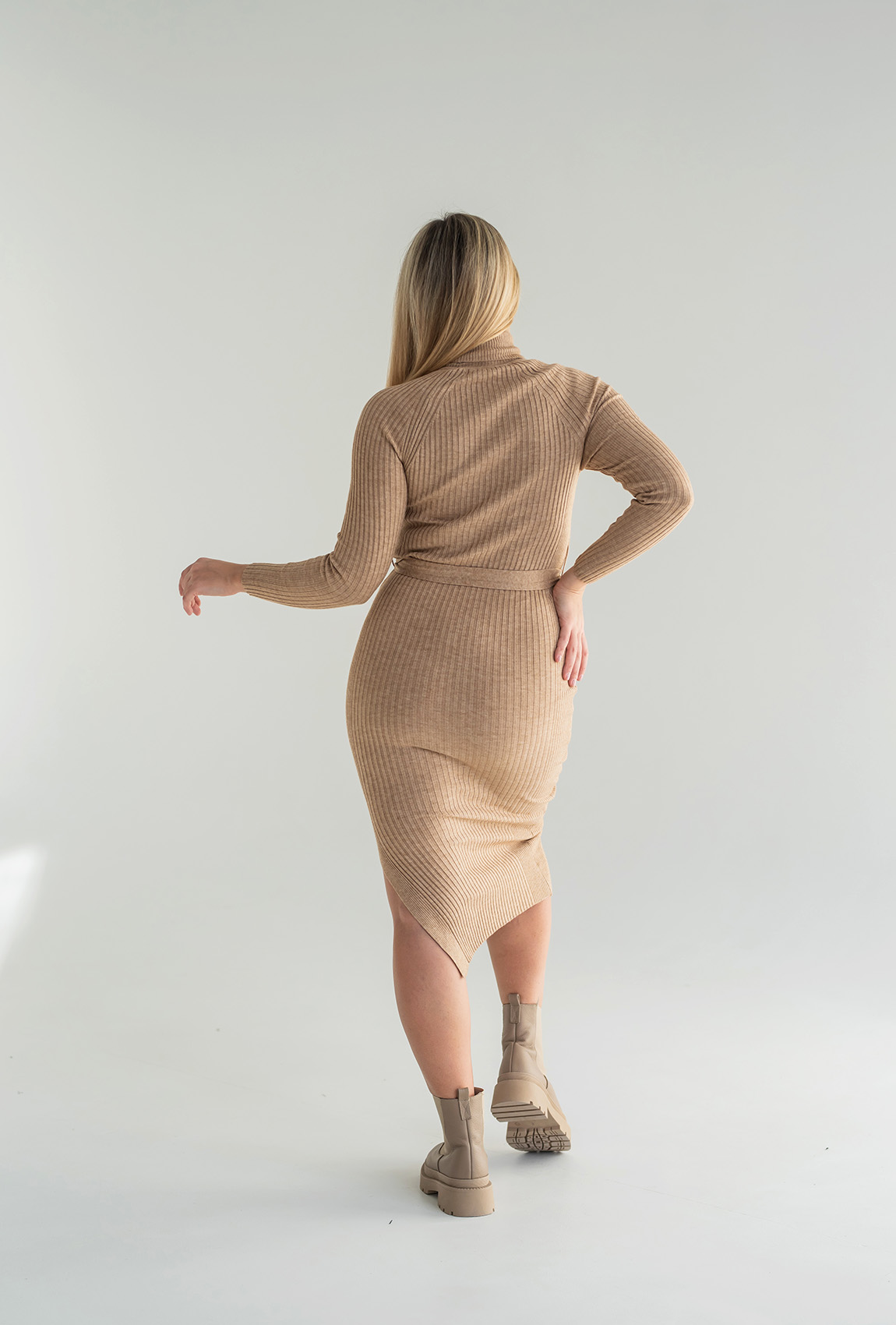 Коричневое вязаное платье резинка —  659080. Maritel. Изображенние 1