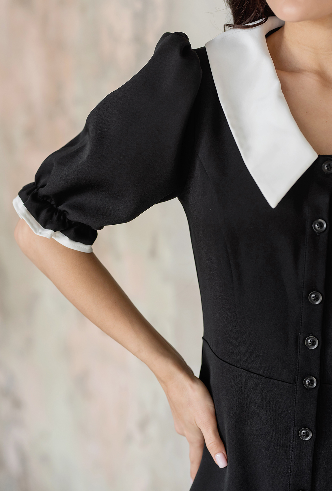 Чорна сукня костюмка з коміром —  896546. Maritel. Зображення 2