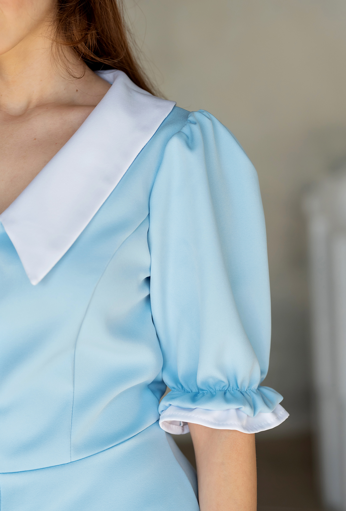 Голубое платье костюмка с воротником —  910357. Maritel. Изображенние 1